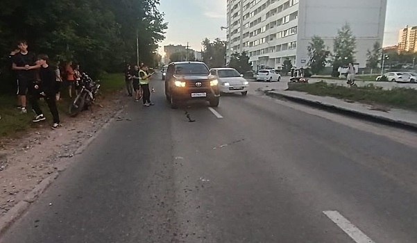 В Новосибирске в ДТП с внедорожником пострадал 16-летний мотоциклист