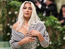 Ким Кардашьян в одной рубашке оконфузилась на руках у мужчины