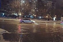 На проспекте Непокоренных в Петербурге вновь прорвало трубу