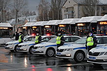 Дмитрий Азаров передал подразделениям полиции ключи от новых патрульных автомобилей