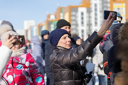 Екатеринбуржцев напугал ползающий по многоэтажке экстремал