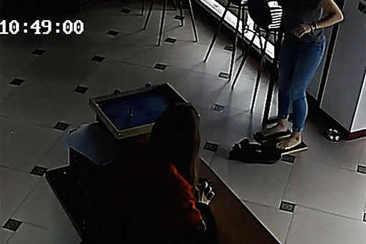 В Белгороде девушка 100 минут простояла на гвоздях, чтобы не платить за ремонт телефона