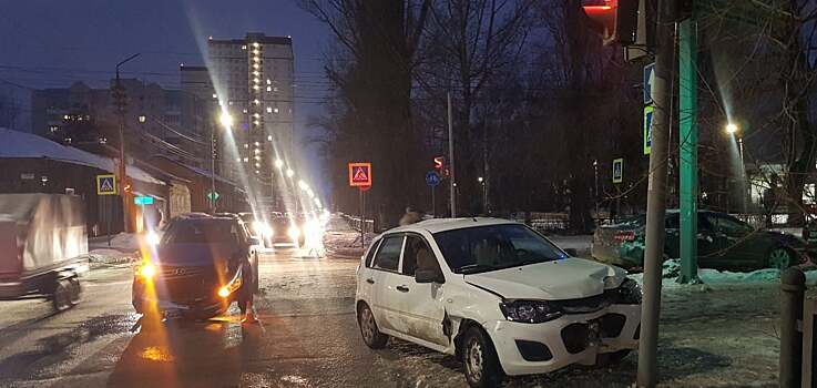 В Саратове пожилой водитель «Калины» проехал на «красный» и столкнулся с Hyundai