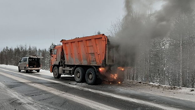 На трассе под Ноябрьском после ДТП загорелся грузовик
