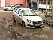 Автомобилисты рискуют машинами из-за ямы на проспекте Победы