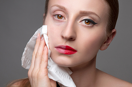 Гель, молочко или мицеллярная вода: чем лучше удалять макияж с глаз