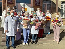 В Оренбурге предприниматели подарили цветы врачам инфекционки