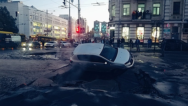 Прямо в бездну: в центре Киева утонул автомобиль