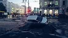 Прямо в бездну: в центре Киева утонул автомобиль