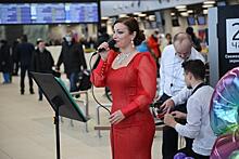 В Хабаровском аэропорту устроили концерт в честь 8 марта