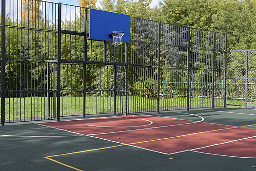 Новая спортплощадка появилась возле школы в Новокузнецке