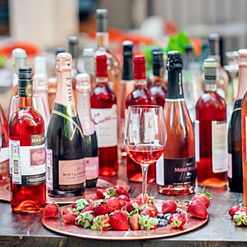 В Москве открылся новый pop-up проект Pink Summer - бар розовых вин