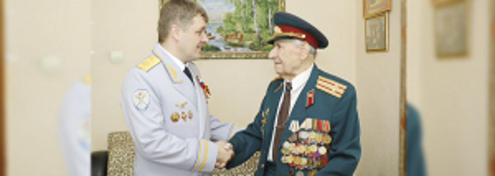 Заместитель начальника Главного управления МВД России по Ставропольскому краю поздравил с наступающим праздником ветерана Великой Отечественной войны