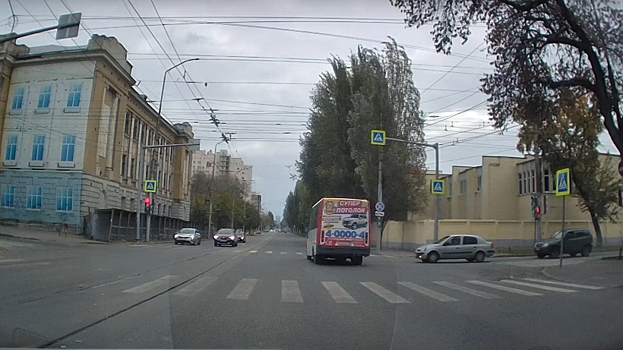 Саратовская мэрия обратится в полицию из-за проехавшего на красный свет водителя маршрутки