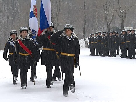 Приморские депутаты чествуют морскую пехоту ТОФ