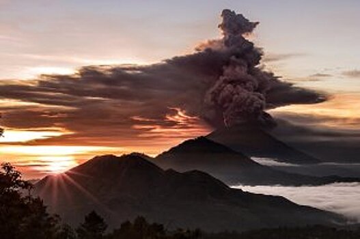 Задержавшиеся на Бали из-за извержения вулкана туристы из Приморья не могут вернуть билеты