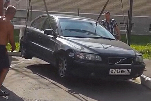 В Ярославской области автомобиль эвакуировали вместе с сидящей в нем девушкой