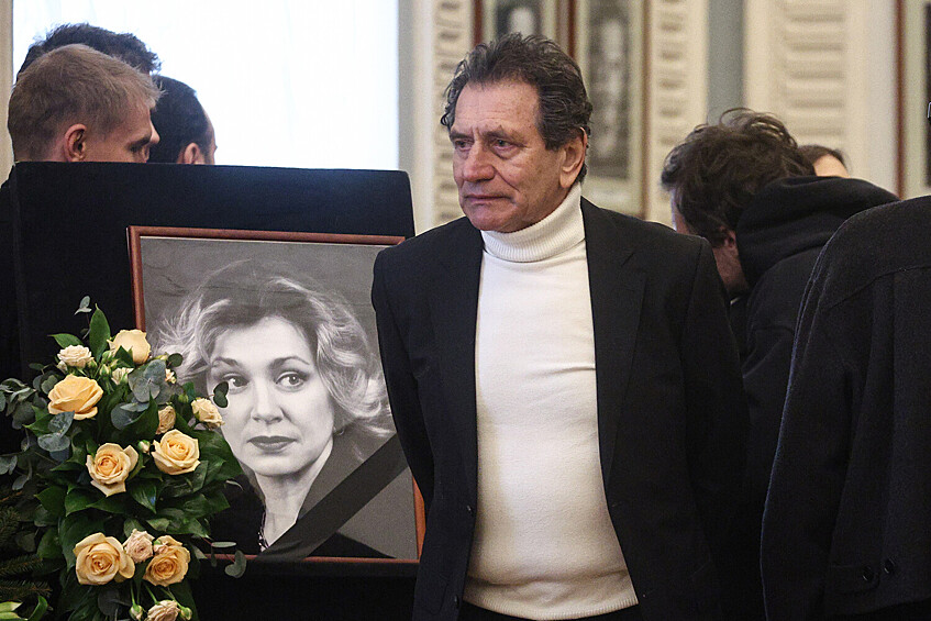 Ректор Театрального института имени Бориса Щукина, актер Евгений Князев на церемонии прощания с актрисой Ольгой Чиповской в Большом портретном фойе Театра имени Евгения Вахтангова, 9 февраля 2026 года