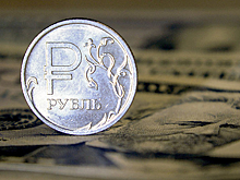 Рубль растет к доллару и евро