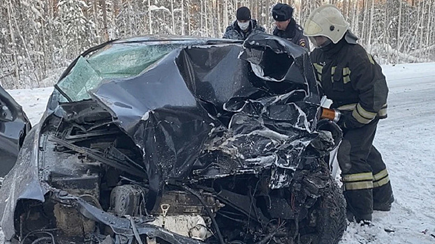 На Урале погибшего в ДТП водителя извлекали из машины спасатели