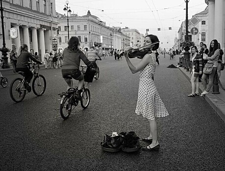 Снимки человека, который путешествует по России с фотоаппаратом в руках