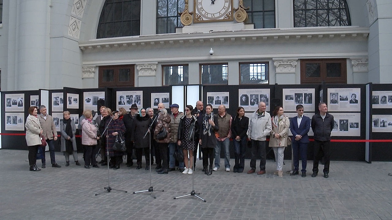 Тепло истории: на Киевском и Ленинградском вокзалах открылась фотовыставка о семьях советских полководцев