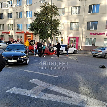 В центре Екатеринбурга перевернулся автомобиль из-за аварии с BMW