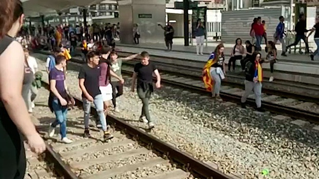 Беспорядки в Каталонии: протестующие блокируют движение поездов до аэропорта Барселоны