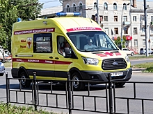 В Омске водителю стало плохо за рулем - он въехал в дерево и умер