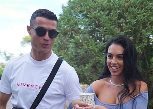 Невеста Криштиану Роналду «пролетела» по пляжу в купальнике со стрингами