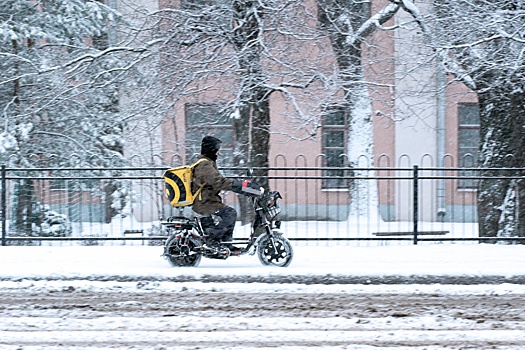 В Петербурге хотят запретить курьерам на электровелосипедах ездить по тротуарам