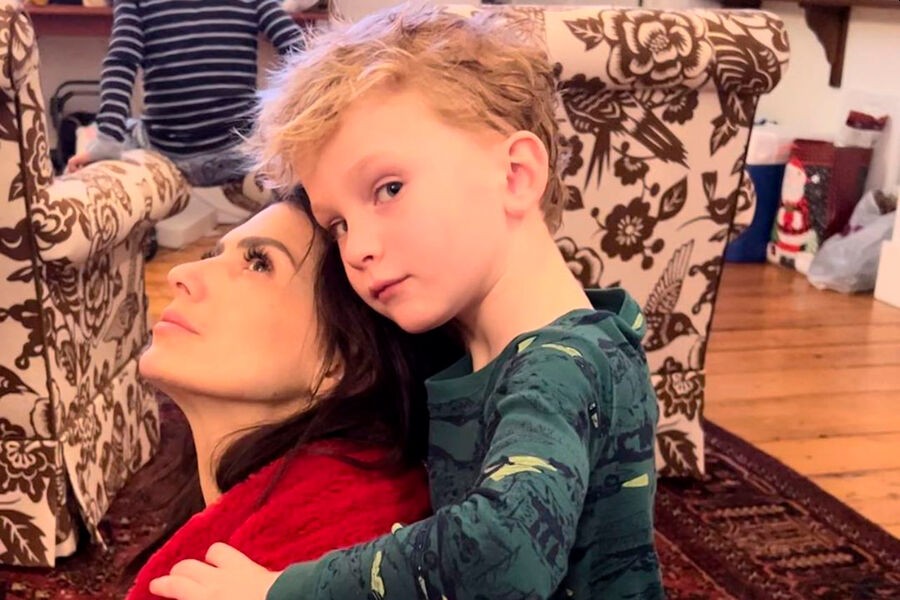 Актера Алека Болдуина осудили за эротизацию фото жены с ребенком