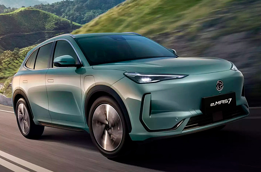 Proton e.MAS 7. Малайзийская компания представила 4,6-метровый кроссовер. Однако это не оригинальная модель, а аналог Geely Galaxy E5: новинка отличается от собрата из Китая лишь шильдиками. Продажи стартуют в начале 2025 года.