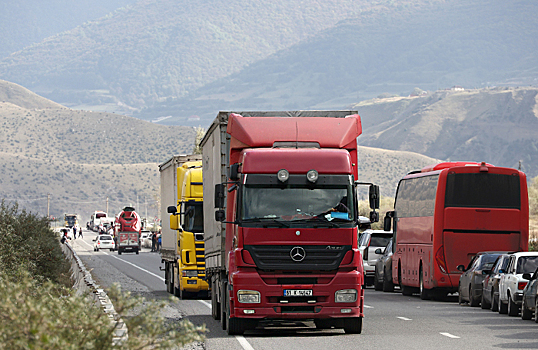 На границе Грузии с Россией грузовики стоят по семь дней