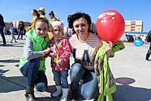 Организаторы праздника в Удачном обменяли шары на детские улыбки