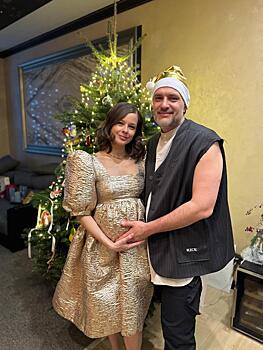 40-летняя Катерина Шпица поделилась «беременным» снимком с мужем в Рождество