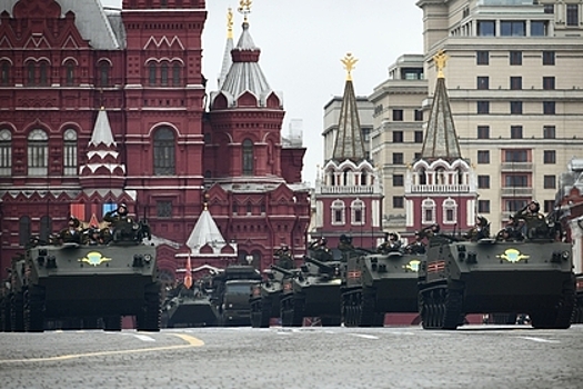 Эксперт прокомментировал демонстрацию техники на Параде Победы