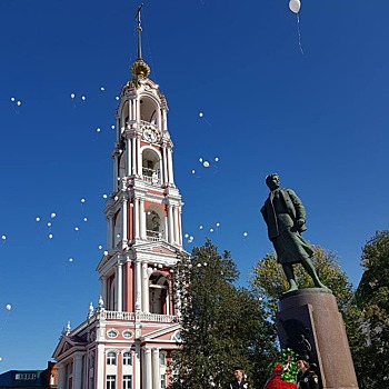 В память о Зое Космодемьянской в Тамбове в небо выпустили белые шары ​