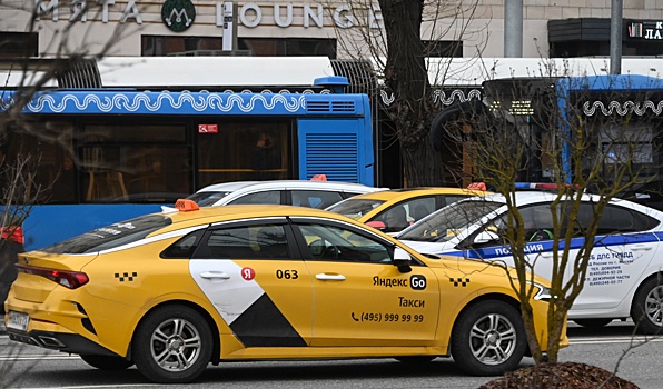 В Подмосковье девушка на ходу выпрыгнула из такси, чтобы не платить за проезд