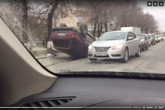 В Кемерове перевернулась Toyota Hilux Surf