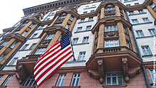 Экс-дипломат: Запрет найма местного персонала заставит посольство США взвыть
