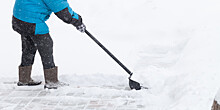 Вместо физкультуры: в Кемерове пенсионерка каждый день чистит от снега детскую площадку