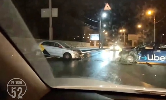 В Нижнем Новгороде столкнулись машины Яндекс.Такси и Uber