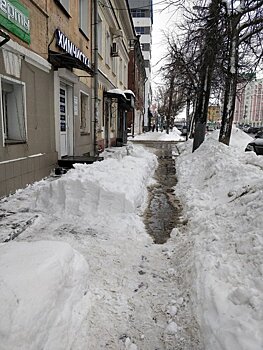 Сброшенный с крыши дома на Ленина снег остался лежать на тротуаре