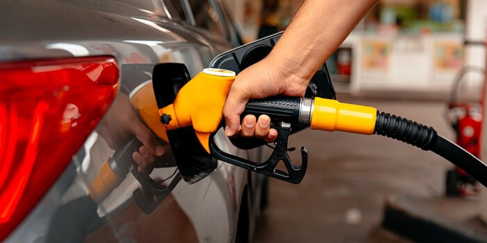 Бензин в России за неделю в среднем подешевел на 4 копейки