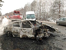 После ДТП на свердловской трассе сгорела легковушка