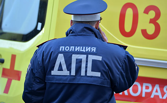 В Москве мужчину насмерть придавило двумя грузовиками