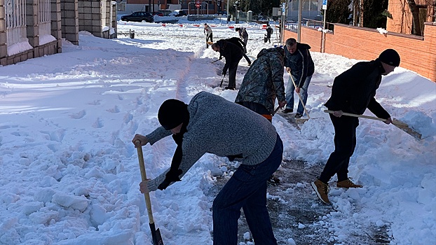 Показали, как это делается: дипломаты РФ в Испании расчистили снег около посольства