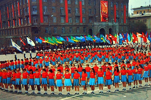 С Лениным и воздушным шариком: смотрим 15 старых фотографий с демонстраций Волгограда