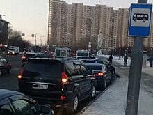 Тюменцев возмутили припаркованные автомобили на автобусной остановке